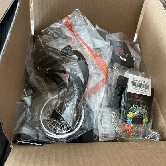 Three boxes of 33 pieces of jewelry…